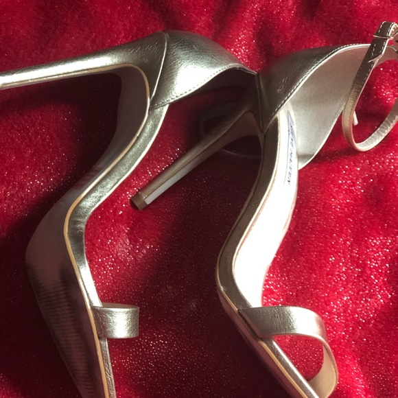 Steve Madden sandals. Metallic heels. Like new. - Picture 7 of 13